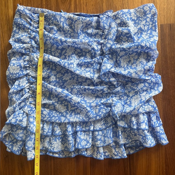Micro-mini low-rise ruffle + ruched skirt blue w/ white flowers Zara US M - Picture 6 of 7